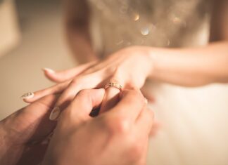 Ehering: Welche Hand ist üblich? Ein Leitfaden für Paare